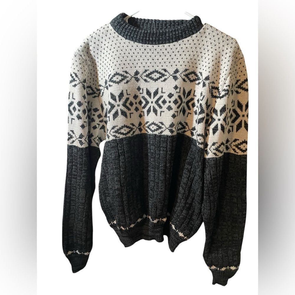 Black and White Patterned Women's Sweater